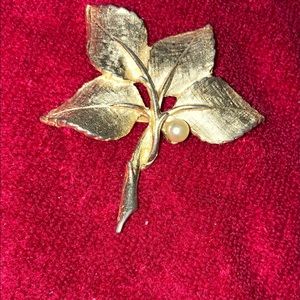 VINTAGE PIN, GOLD LEAVES + PEARL, GREAT CONDITION